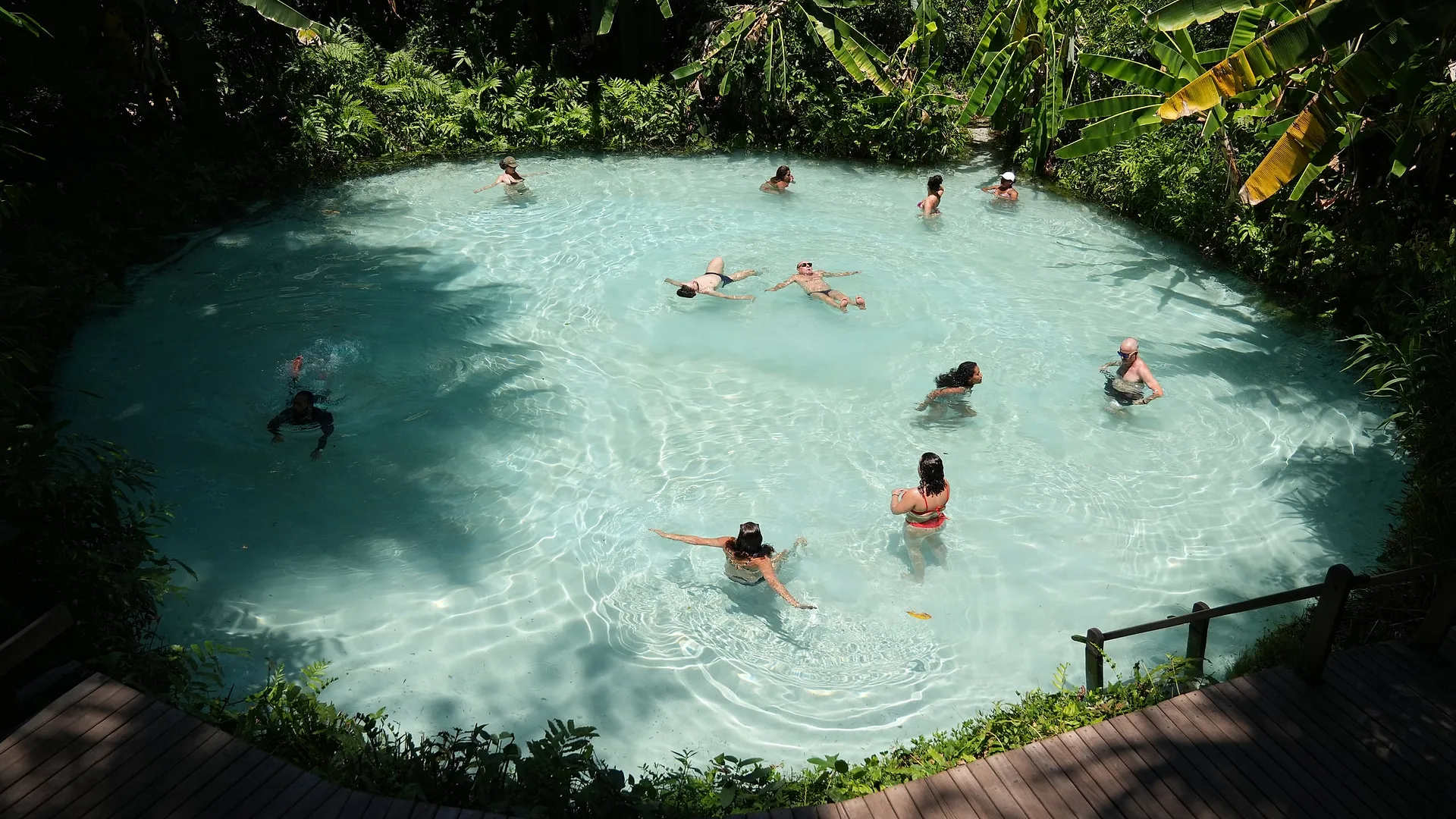 Fervedouro Bela Vista, de águas azul-esverdeadas, cercado de mata